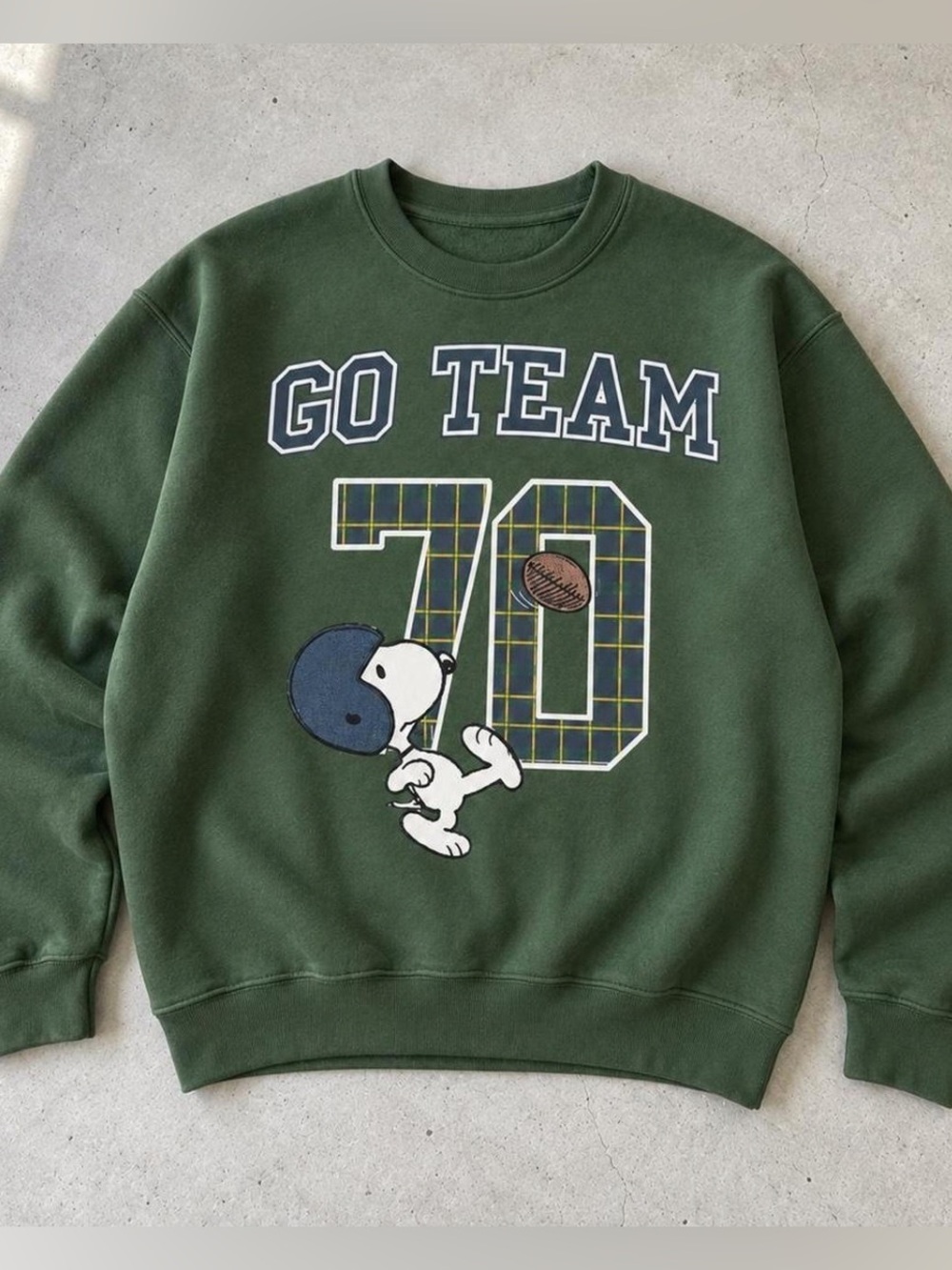 Gildan Green Snoopy "Go Team 70" Graphic Sweatshirt, Classic Football Outfits